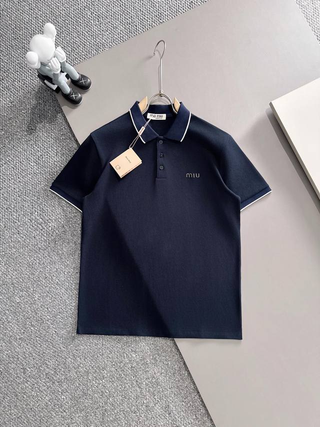 Miu Miu* 2025春夏款上新 原高版本 Miu Miu Polo衫 面料采用290克高密度纯棉珠地面料 不变形 不缩水 工艺介绍：双线走位 胸前采用Mi