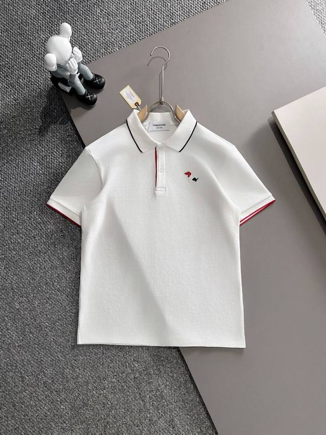 Thom Browne* 2025春夏款上新 原高版本 Tbpolo衫 面料采用290克高密度纯棉珠地面料 不变形 不缩水 工艺介绍：双线走位 胸前采用贴图小刺