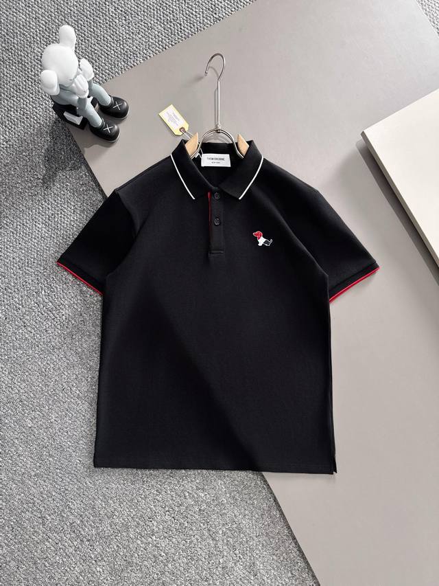 Thom Browne* 2025春夏款上新 原高版本 Tbpolo衫 面料采用290克高密度纯棉珠地面料 不变形 不缩水 工艺介绍：双线走位 胸前采用贴图小刺