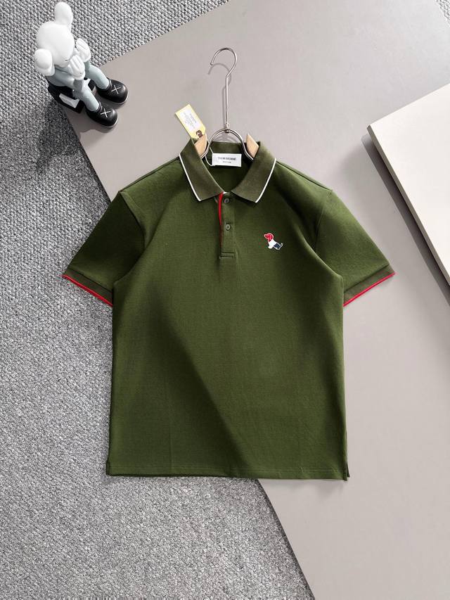 Thom Browne* 2025春夏款上新 原高版本 Tbpolo衫 面料采用290克高密度纯棉珠地面料 不变形 不缩水 工艺介绍：双线走位 胸前采用贴图小刺