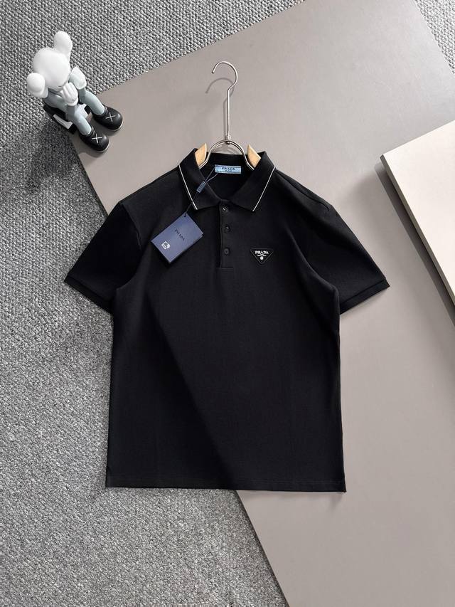 Prada* 2025春夏款上新 原高版本 普拉达Polo衫 面料采用290克高密度纯棉珠地面料 不变形 不缩水 工艺介绍：双线走位 胸口Prada采用进口精密