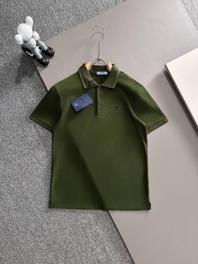 Prada* 2025春夏款上新 原高版本 普拉达Polo衫 面料采用290克高密度纯棉珠地面料 不变形 不缩水 工艺介绍：双线走位 胸口Prada采用进口精密