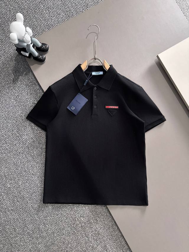 Prada* 2025春夏款上新 原高版本 普拉达Polo衫 面料采用290克高密度纯棉珠地面料 不变形 不缩水 工艺介绍：双线走位 胸口Prada采用进口精密