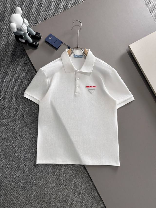 Prada* 2025春夏款上新 原高版本 普拉达Polo衫 面料采用290克高密度纯棉珠地面料 不变形 不缩水 工艺介绍：双线走位 胸口Prada采用进口精密