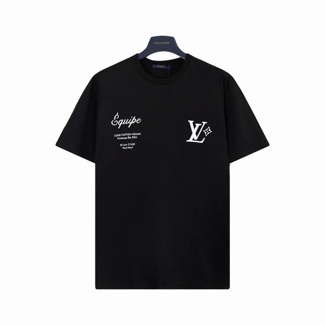 路易威登 Lv 菲董员工印花短袖T恤 采用高密度弹力胶浆印花，印花效果通过计算机测色、喷印多方位测试后生产。印花效果轻薄无胶感，图案还原精细度高，表观色深度、防