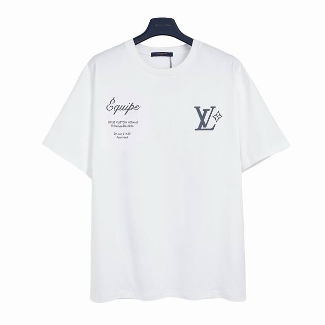 路易威登 Lv 菲董员工印花短袖T恤 采用高密度弹力胶浆印花，印花效果通过计算机测色、喷印多方位测试后生产。印花效果轻薄无胶感，图案还原精细度高，表观色深度、防