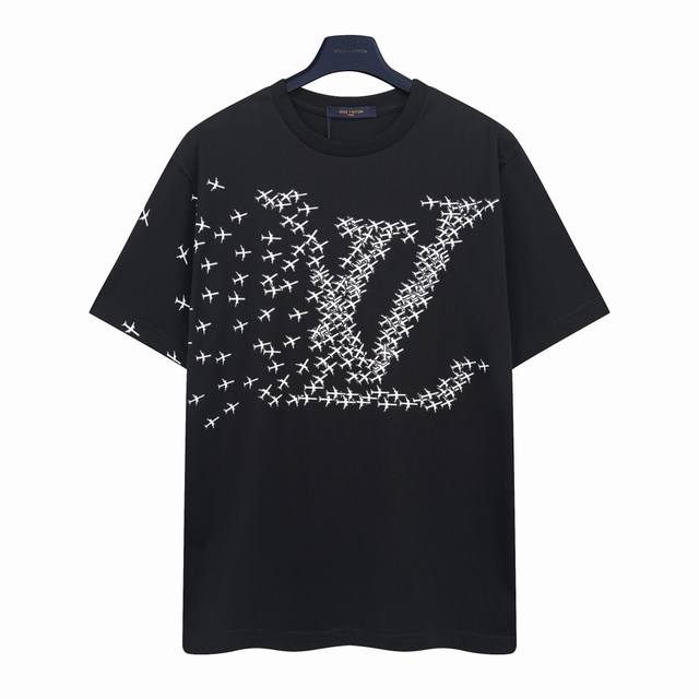 路易威登 Lv 小飞机满印短袖T恤 后背正确黑色皮标 采用高密度弹力胶浆印花，印花效果通过计算机测色、喷印多方位测试后生产。印花效果轻薄无胶感，图案还原精细度高