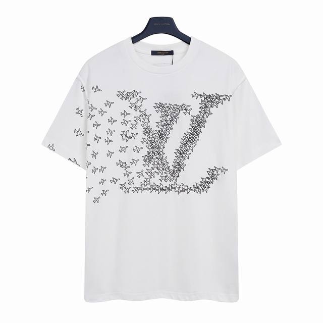 路易威登 Lv 小飞机满印短袖T恤 后背正确黑色皮标 采用高密度弹力胶浆印花，印花效果通过计算机测色、喷印多方位测试后生产。印花效果轻薄无胶感，图案还原精细度高