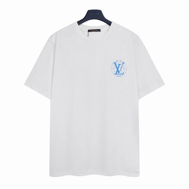 路易威登 Lv 25Ss秀场地球员工服短袖T恤 采用高密度弹力胶浆印花，印花效果通过计算机测色、喷印多方位测试后生产。印花效果轻薄无胶感，图案还原精细度高，表观