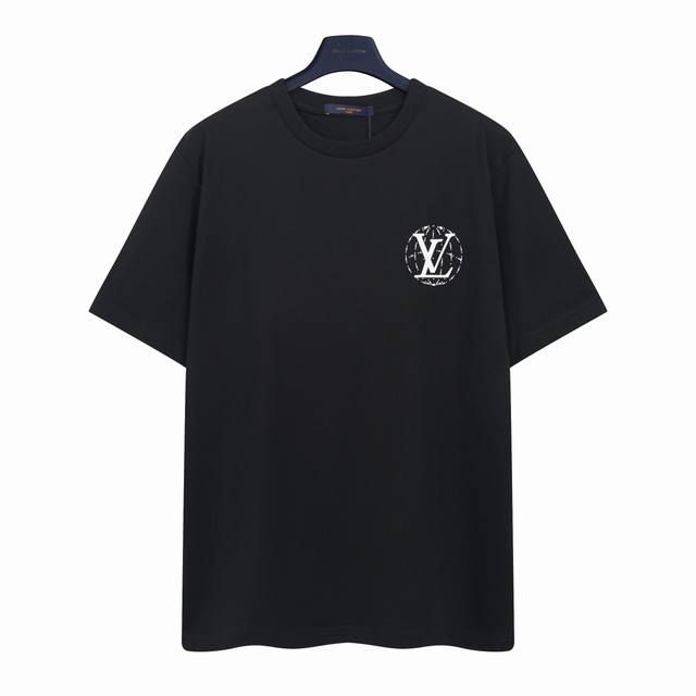 路易威登 Lv 25Ss秀场地球员工服短袖T恤 采用高密度弹力胶浆印花，印花效果通过计算机测色、喷印多方位测试后生产。印花效果轻薄无胶感，图案还原精细度高，表观