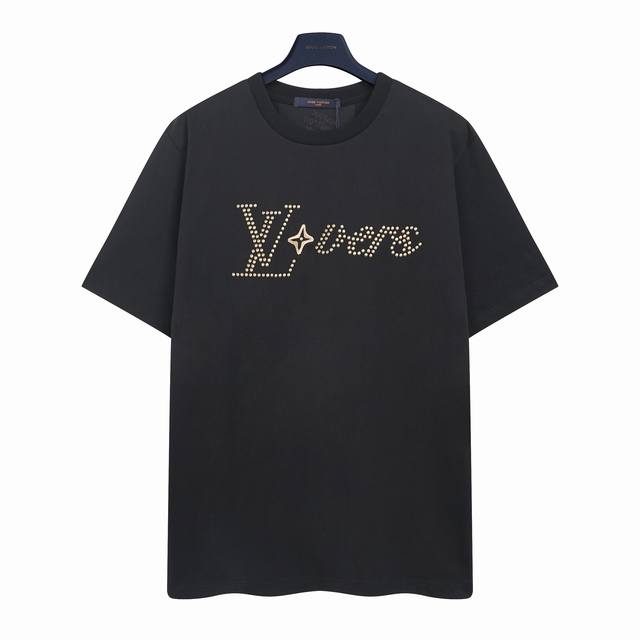 路易威登 Lv 铆钉烫钻刺绣字母短袖T恤 定制原版哑光烫钻，字母绣花还原整体立体的视觉效果。刺绣效果立体饱满。刺绣非常精细针法绵密，字体清晰且线条感和立体感强。