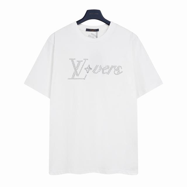 路易威登 Lv 铆钉烫钻刺绣字母短袖T恤 定制原版哑光烫钻，字母绣花还原整体立体的视觉效果。刺绣效果立体饱满。刺绣非常精细针法绵密，字体清晰且线条感和立体感强。
