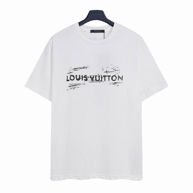 路易威登 Lv 涂鸦字母印花短袖T恤 采用高密度弹力胶浆印花，印花效果通过计算机测色、喷印多方位测试后生产。印花效果轻薄无胶感，图案还原精细度高，表观色深度、防
