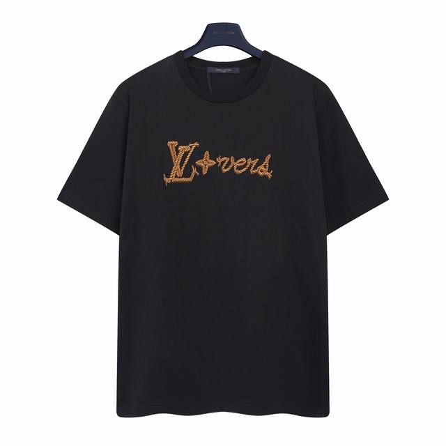 路易威登 Lv 前后Logo字母绣花短袖T恤 字母绣花还原整体立体的视觉效果。刺绣效果立体饱满。刺绣非常精细针法绵密，字体清晰且线条感和立体感强。 采用32S纯
