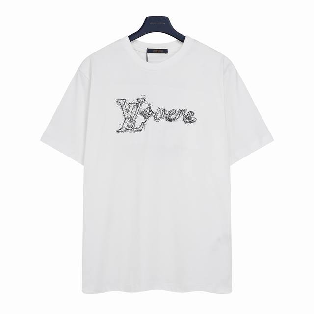 路易威登 Lv 乱针刺绣Logo短袖T恤 字母绣花还原整体立体的视觉效果。刺绣效果立体饱满。刺绣非常精细针法绵密，字体清晰且线条感和立体感强。 采用32S纯棉双
