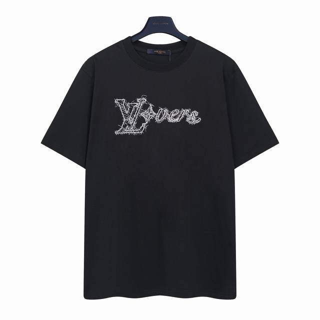 路易威登 Lv 乱针刺绣Logo短袖T恤 字母绣花还原整体立体的视觉效果。刺绣效果立体饱满。刺绣非常精细针法绵密，字体清晰且线条感和立体感强。 采用32S纯棉双