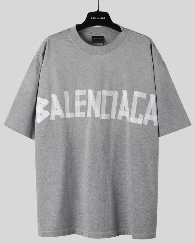 Balenciaga Ss25 市面最高版本 美纹纸胶带灰短袖 原版开发定织280G面料 高度还原 洗水处理 手感厚重 质感区别市场货 采用进口椭圆机印花 每个