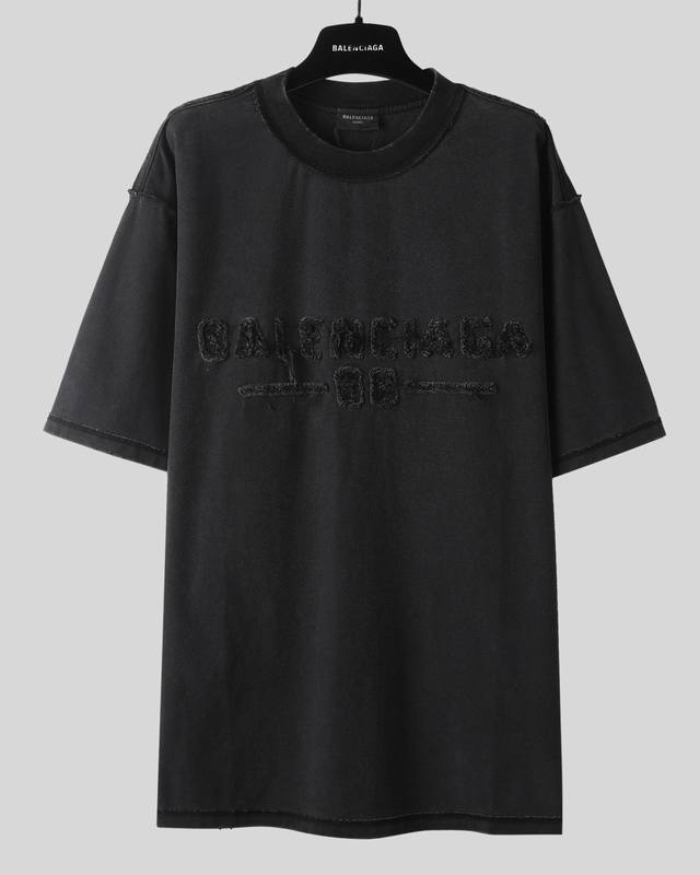 Balenciaga 25Ss 市面最高版本 贴布刺绣短袖 原版开发定织260G面料 高度还原 洗水处理 手感厚重 质感区别市场货 采用日本百灵达多头式刺绣机台
