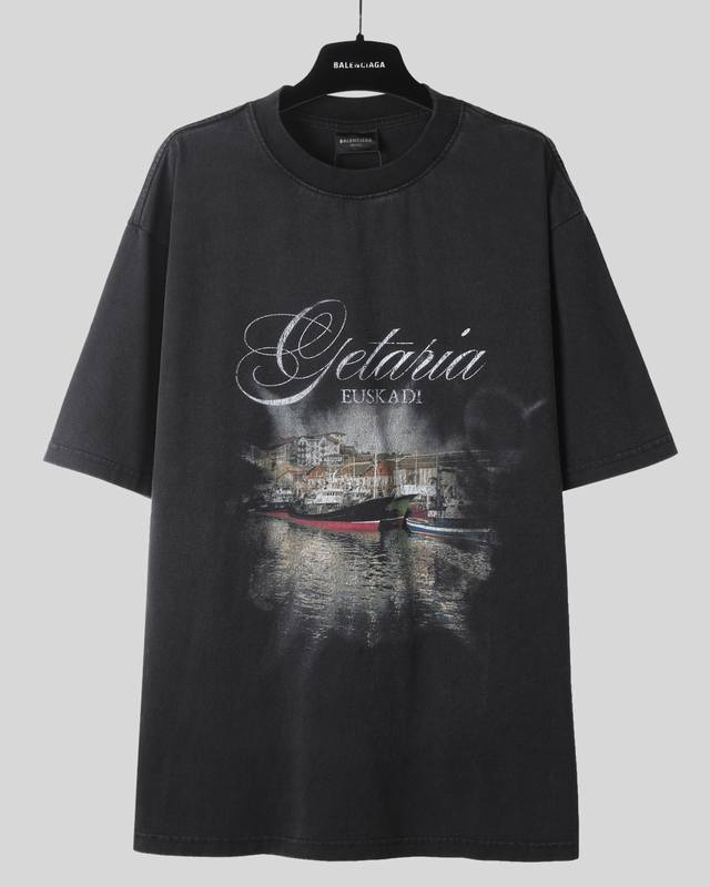 Balenciaga Ss25 市面最高版本 吉塔里亚小镇短袖 原版开发定织260G面料 高度还原 洗水处理 手感厚重 质感区别市场货 Size Xs S M