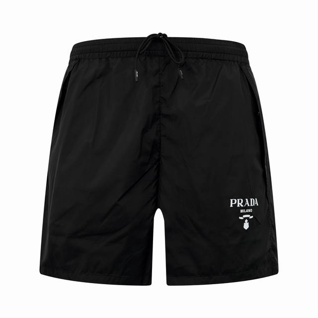 Prada 印花尼龙短裤 定制再生幻纶尼龙织物 清爽透气 舒适贴肤 以深邃的黑为主色调 纯粹而深邃 标志性Prada Logo 以一抹纯净白标点缀于裤身 似之笔