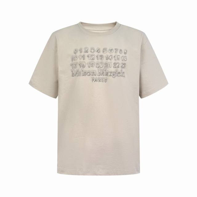 Maison Margiela 未完成刺绣印花短袖 定制高密柔绒单面针织料 柔软细腻 舒适贴肤 柔和的杏色作主色调 以一串神秘数字为引 强化品牌标识 衣身之上则