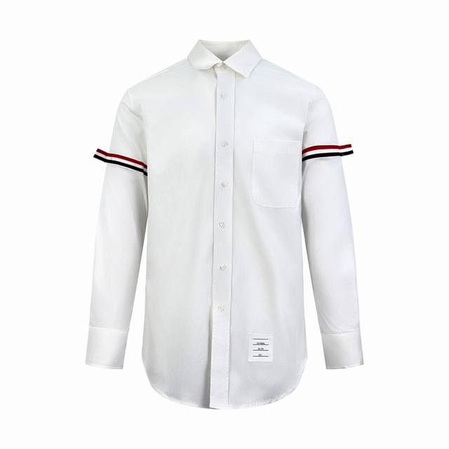 Thom Browne 织带标签衬衫 定制丝光棉 富有质感 舒适贴肤 纯净之白 演绎极致优雅 Tb独特印记标签点缀于下摆处 织带为缀 如同点睛之笔 袖间三色条纹