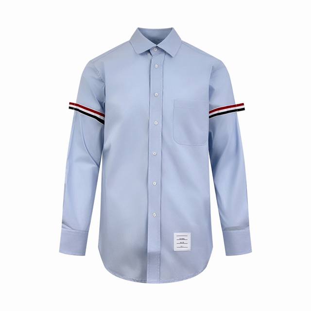 Thom Browne 织带标签衬衫 定制丝光棉 富有质感 色泽饱满 舒适贴肤 蓝色雅韵 简而不凡 Tb独特印记标签点缀于下摆处 织带为缀 如同点睛之笔 袖间三