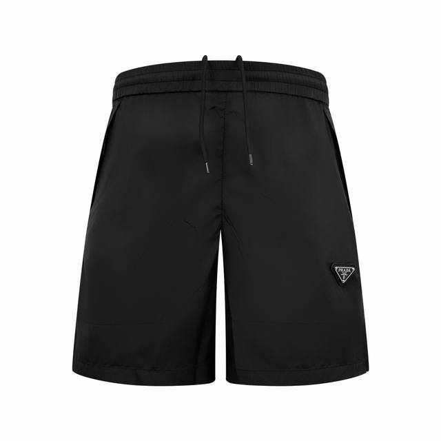Prada 三角标尼龙短裤 定制再生幻纶尼龙织物 清爽透气 舒适贴肤 以深邃的黑为主色调 纯粹而深邃 标志性Prada三角标点缀于裤身 瞬间为整体造型注入灵魂