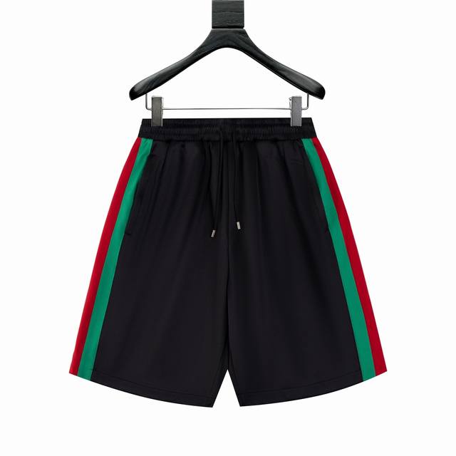 Gucci 古驰 三色条纹压胶短裤 原8,500购买，聚酯纤维面料、裤管两侧撞色条纹、互扣式双G印花、抽绳松紧腰头、直筒短裤版型、全套辅料配备！聚酯纤维属于混纺
