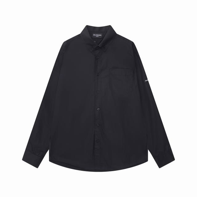 Balenciaga Ss新款 字母袖标衬衫，这款衬衫以充满现代感的柔美方式焕新重释传统衬衫，经典剪裁上身好看，字母硅胶袖标点缀，衬衫领，正面钮扣开合，衣袖配衬
