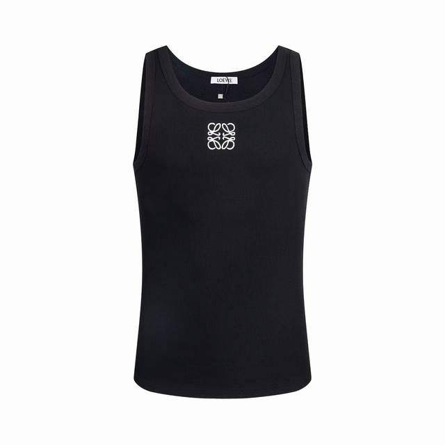 Loew*最时髦的单品 叠穿“高手” 一定要拿下！可甜可盐可辣可复古～ 一件小背心就能撑起的时髦！本期万能“经典Logo”Lw背心来报道！一击命中少女心 根本招