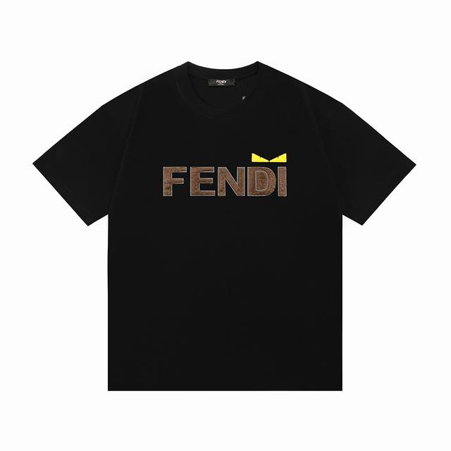 Fendi 芬迪 2025新款 毛绒字母Logo 男女同款 短袖T恤 定制260克100％双纱纯棉面料 定染32支双股螺纹 领标吊牌主唛三标齐全 颜色：黑色 尺