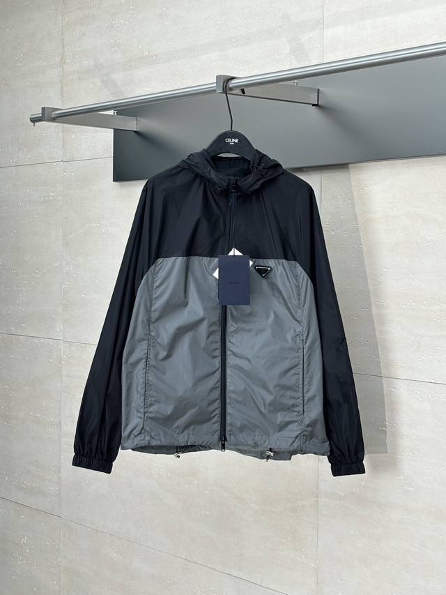 Prad* 普拉达 25Fw 轻薄三角标冲锋衣外套 原12,900购入开发，定制双色200D密度锦纶面料，后做复合防水科技涂层使之面料具有功能性。独立开发皮牌三