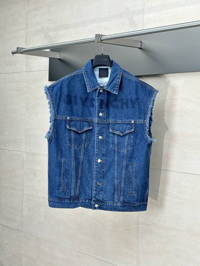 Givench* 纪梵希 25Ss蓝色水洗无袖牛仔外套 面料选用8+7×7红边纯棉牛仔布 密度紧实厚重 石磨酵素洗水工艺 经过几遍测试 完美保持原版一致色调和手