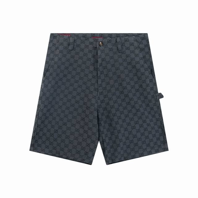 高品上新 Gucc翻领满印短袖短裤 Yb购入打版，采用定制双面提花混纺面料，面料舒适柔软，亲肤透气，全幅饰以满身经典图案Logo做装饰，挺廓面料加宽松剪裁版型，