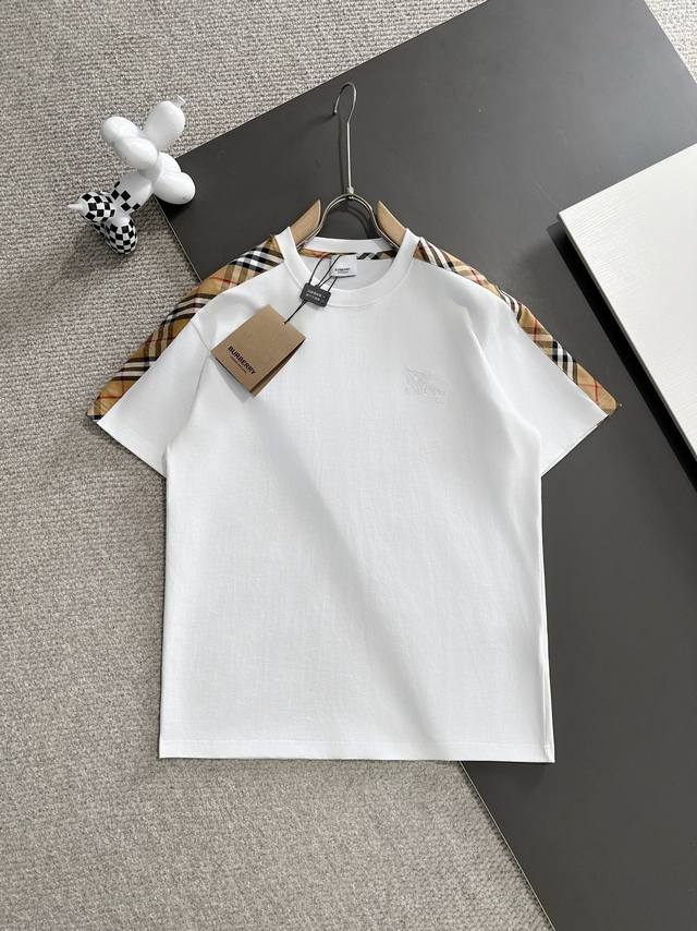 Burberry* 2025春夏款上新 原高版本 巴宝莉 面料采用260克高密度纯棉 不变形 不缩水 工艺介绍：双线走位 胸口巴宝莉战马精密刺绣＋双肩格子激光烧