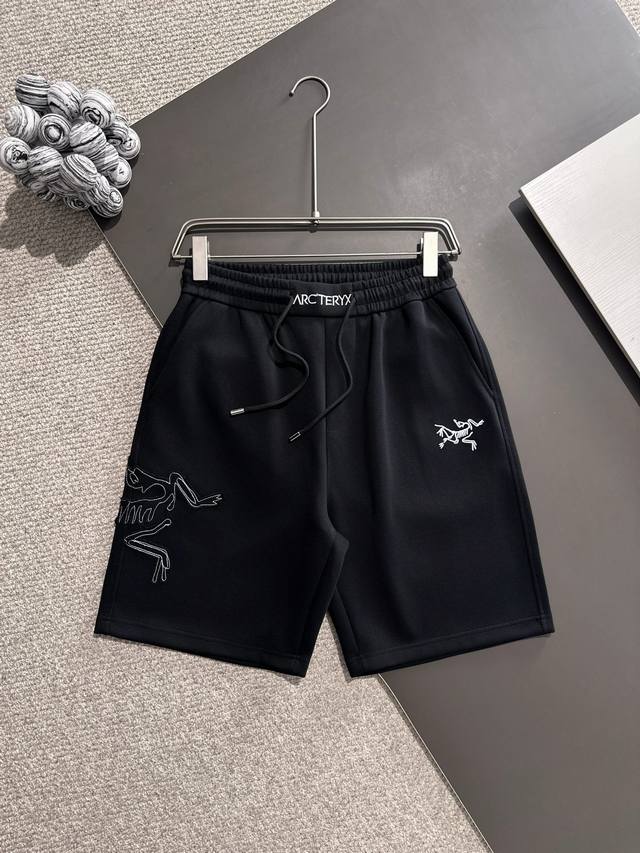 Arc'teryx* 市场独家品质 爆款 2025夏款裤子上新 原高版本 始主鸟 面料采用350克高密双面华面定制面料 不变形 不缩水 立体垂感爆表 工艺介绍：
