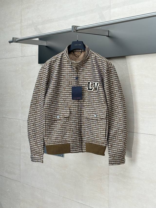 Lv* 路易25新款千鸟格走秀款串珠刺绣棒球服外套 采用剑杆机织造胚布，对版订染经纱颜色 手工牵黑白棕，三色经纱上三经轴 正面三色格子斜纹花型底面，前期耗费将近