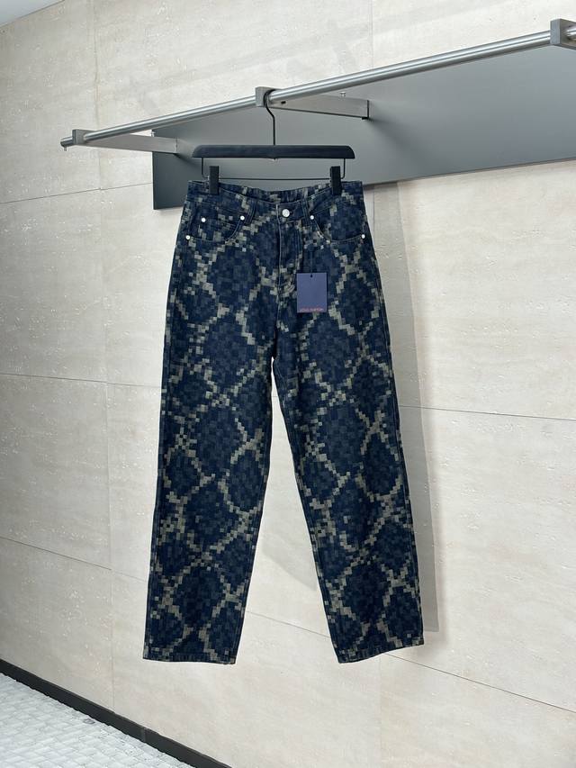 Lv* 路易25S新款蟒蛇纹提花牛仔长裤 2025 春夏秀场的 Snakoflage 丹宁布，将 Pharrell Williams 笔下的 Damoflage