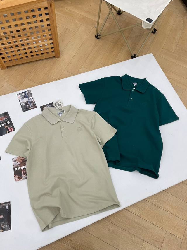 Loewe2025新款Logo刺绣Polo衫 氛围感制造机夏天怎么能少了Polo衫 面料1:1原样定制32支双纱280克全棉珠地网眼，这件棉质珠地布面料很透气，