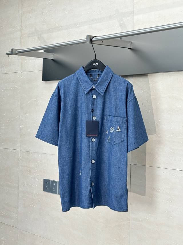 Lv 路易 船帆刺绣青年布短袖衬衫 全棉紧密青年牛仔布，进口刺绣，成衣洗水，定制1：1链条，定制1：1皮标，整体走线平直细腻，面料舒适柔软，颜色一致无色差 能与