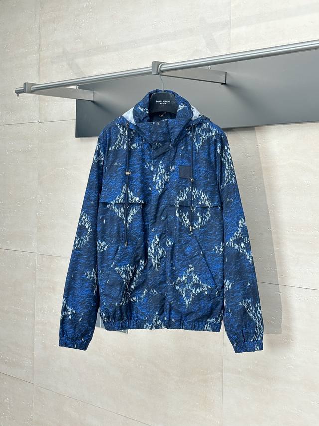 Lv* 路易 25Fw新款深蓝色帆船印花尼龙连帽风衣外套 Size：S M L Xl