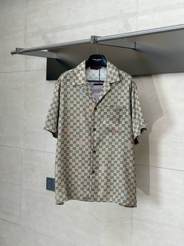 Gucci* 古驰 25Ss新款彩色满印老花休闲衬衫 2025早秋系列匠心融蕴条纹、船锚图案和品牌标识，以海洋风设计为休闲廓形添姿加彩，缔造理想海派穿搭单品。这