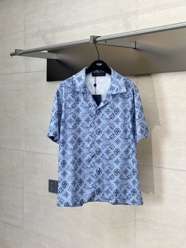 Lv 路易 满Monogram花纹图案蚕丝套装短袖衬衫 Yb购入打版，采用定制满幅面料，100%桑蚕丝，通体饰以徽标提花图案，彰显时尚审美。采用蓝色桑蚕丝斜纹面