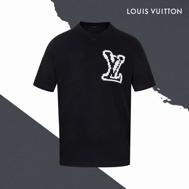 款号Sl174 Lv路易威登前后胸口大标针织短袖 男女同款 三标齐全 区别市场通货 随意对比 采用精棉编织纱线380克毛织面料 前后进口机批满印细节编制而成 颜