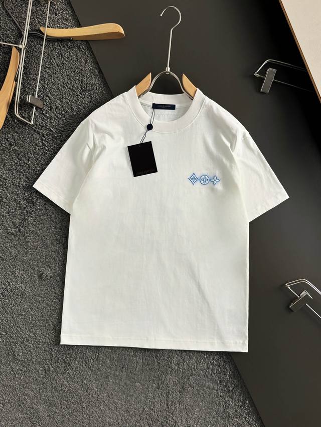 Lv 25新品专柜走秀款 云朵喷墨刺绣小Logo 后背大Logo云朵签名款 短袖T恤，男女同款！短袖不在千篇一律的大众脸，而是一定要独特吸引人的眼球，这一款Lv