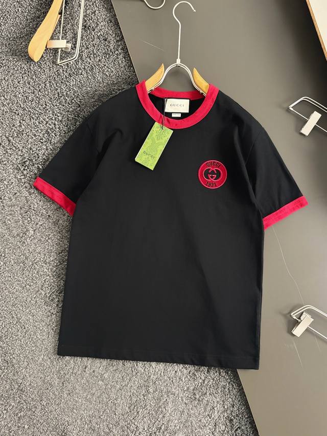 Gucci 古奇 高端酒红色领口融合双G刺绣款圆领短袖 潮流元素融合专柜款方面可以说是十分之成熟。精致工艺专柜面料，顶级元素融合打造，经典短袖3标齐全，潮男时尚