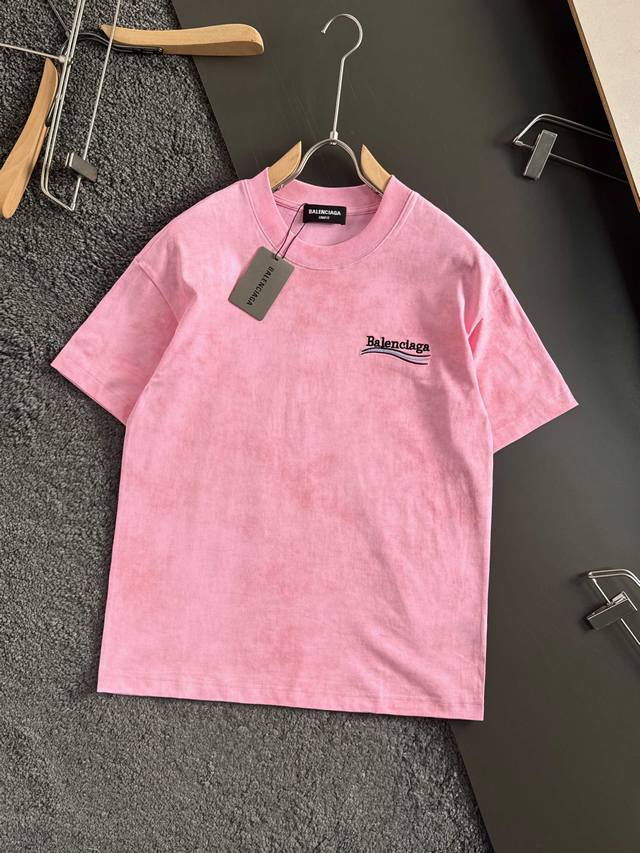 Balenciaga 巴黎世家 微宽版型S-Xl 25Ss新春走秀热卖新款 前后幅波浪可乐字母Logo刺绣 短袖T恤复古味十足 巴黎每次的新品都必然推起一波时尚