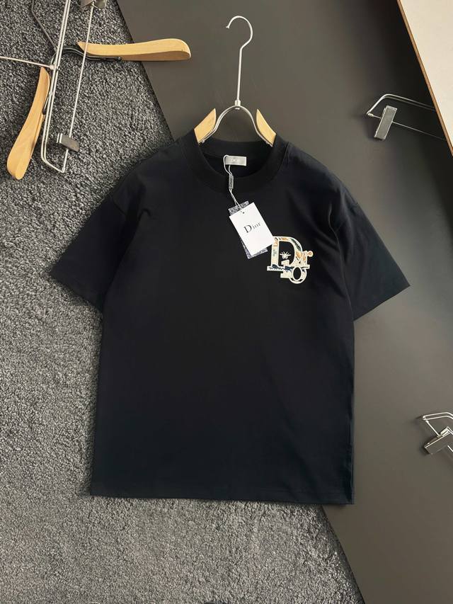 Dior 迪奥 微宽版版型 S-Xl Cd 25Ss新品专柜永恒经典款 胸口Cd小蜜蜂刺绣Logo图案，后幅小蜜蜂大Logo刺绣 作为奢侈界的龙头，D家可谓是当