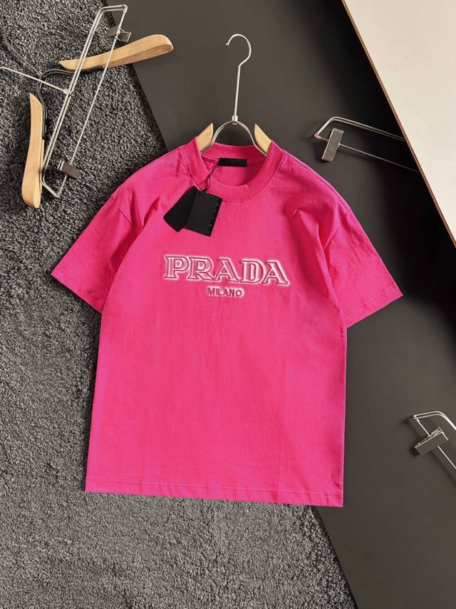 Prada 普拉达 微宽版型 S-Xl 新款胸前立体Logo刺绣 后背经典三角标大Logo印花，这款T恤融运动风极简主义设计和精美细节于一身。拼接了进口家独家布